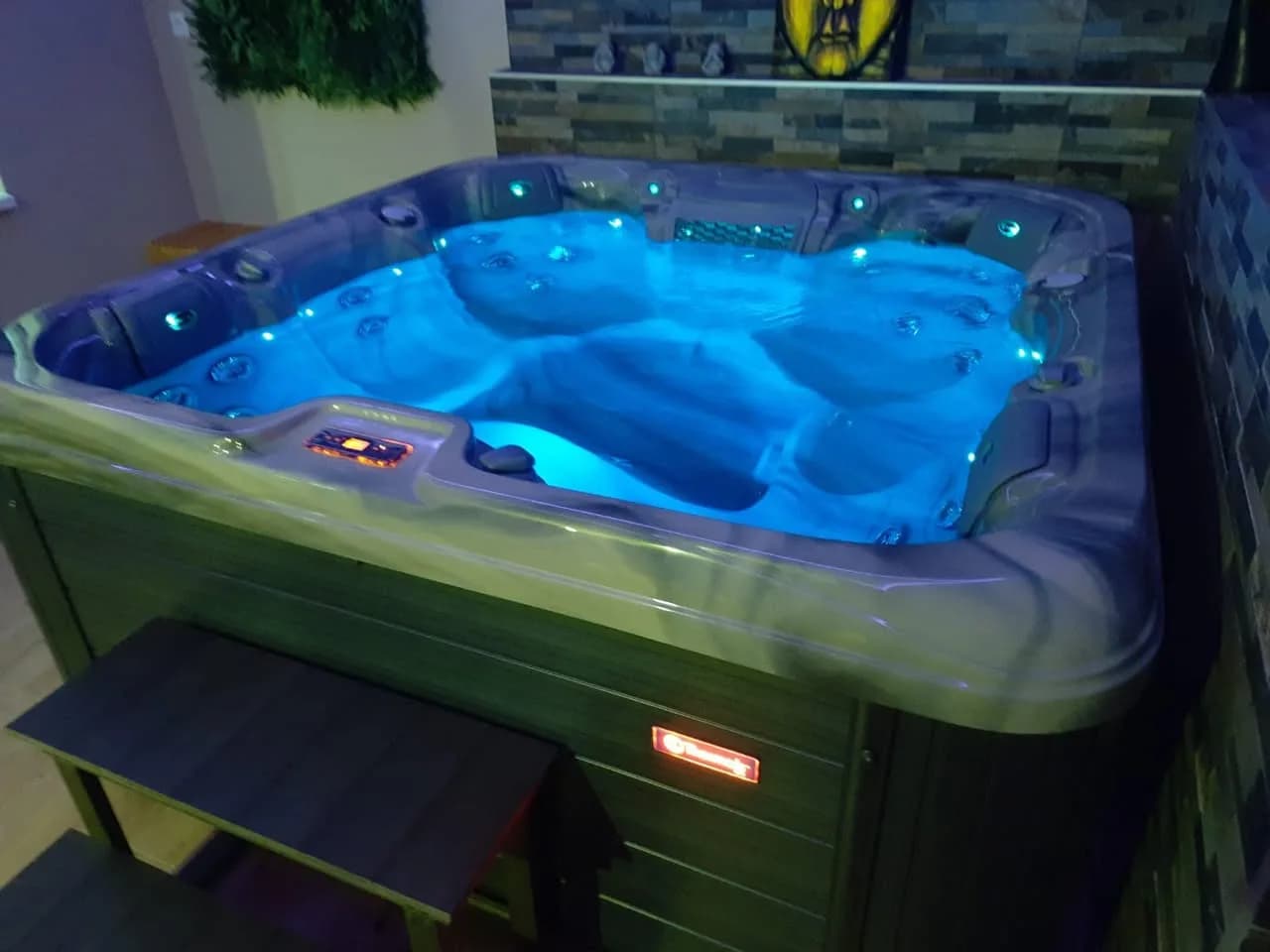 Installation d'un spa Hydro à Aspach-le-Bas, en intérieur, éclairage LED bleu