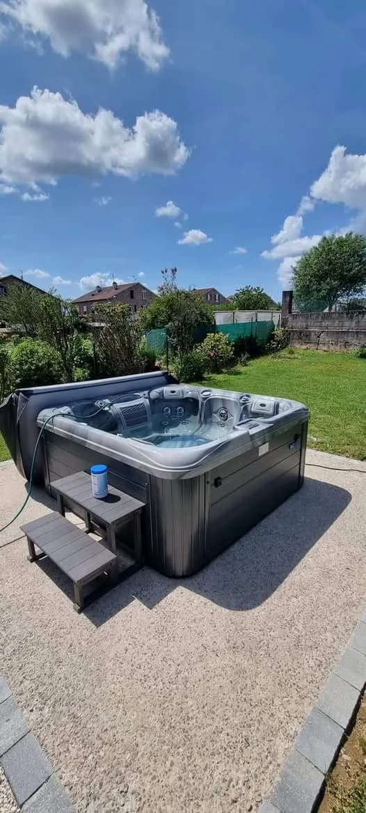 Installation d'un spa Hydro à Luxeuil-les-Bains, sur une allée gravillonnée, marchepied