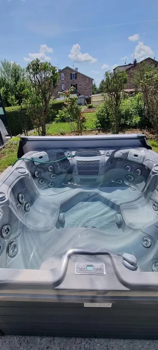Installation d'un spa Hydro à Luxeuil-les-Bains, autre vue du chantier