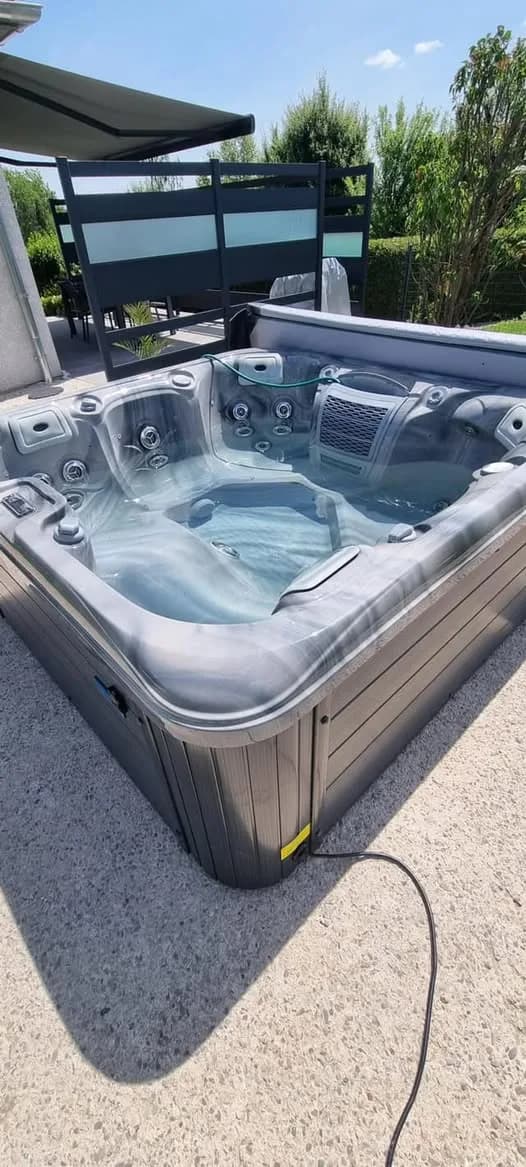 Installation d'un spa Hydro à Luxeuil-les-Bains, autre vue du chantier