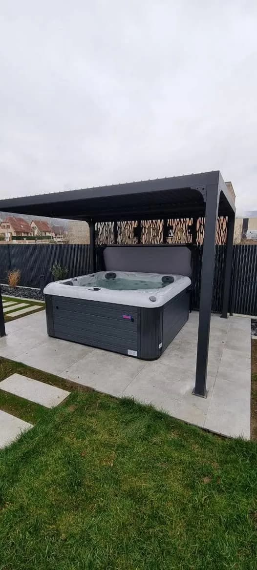 Installation d'un spa Hydro Plug and Play à Buhl, sous une pergola à lames