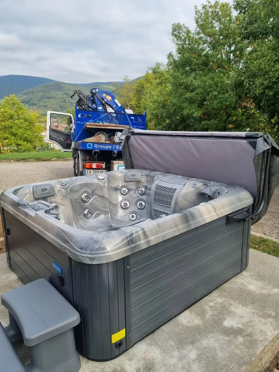 Installation d'un spa Hydro Plug and Play à Kaysersberg, sur une dalle, camion-grue à l'arrière