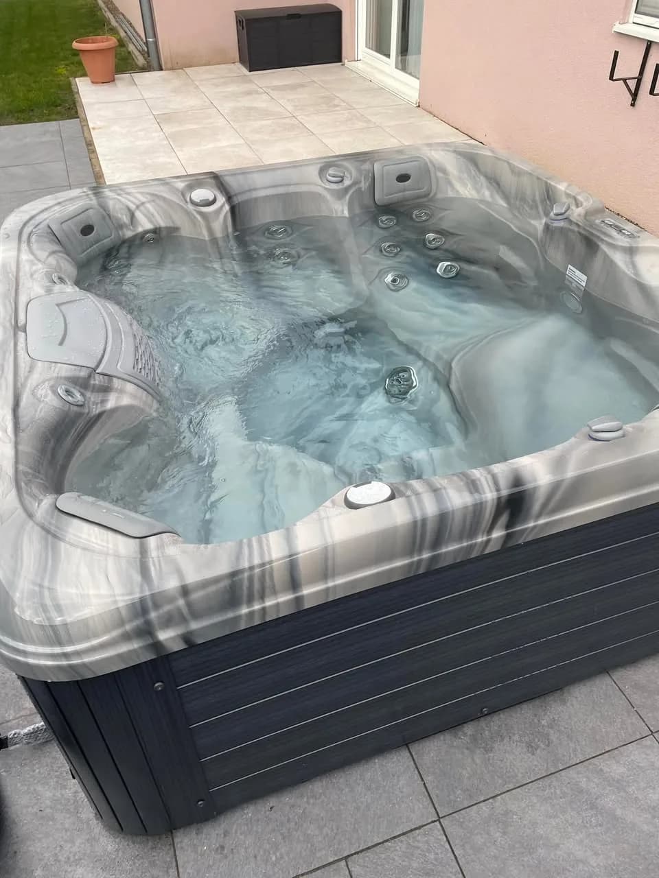 Installation d'un spa Hydro Plug and Play à Leutenheim, sur une terrasse carrelée