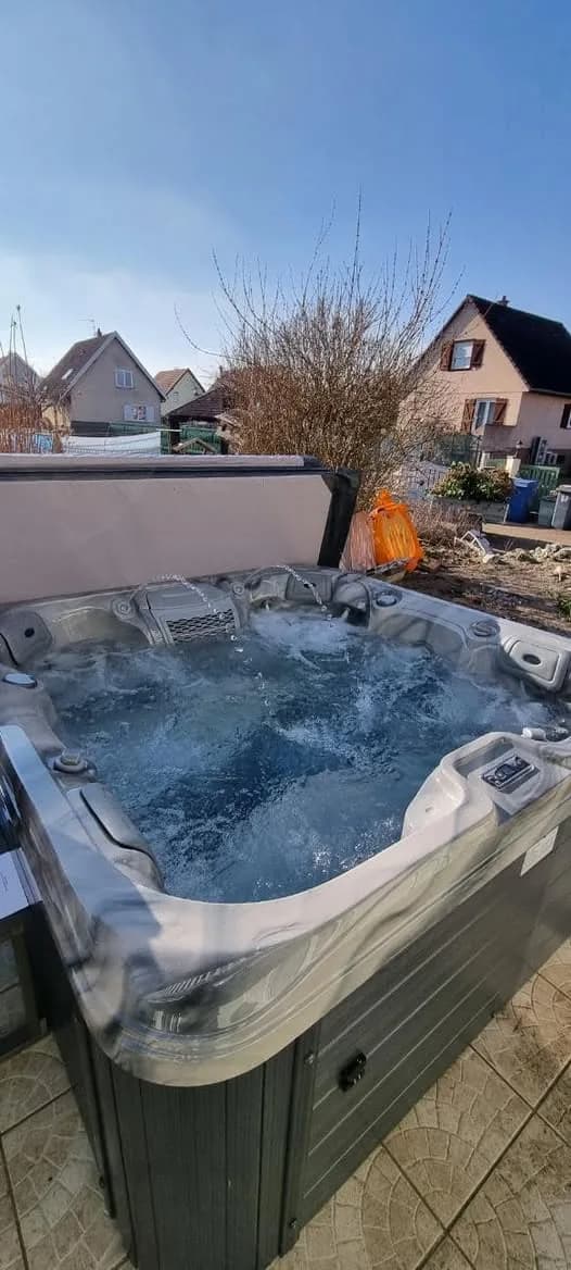 Installation d'un spa Hydro Plug and Play à Wittenheim, sur une terrasse devant le jardin