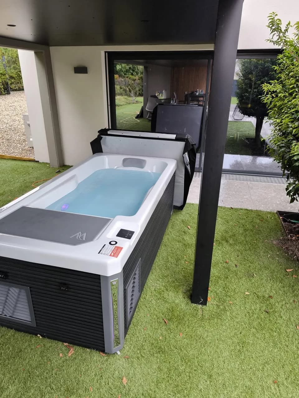 Installation d'un spa IceCube à Brunstatt, sur un gazon synthétique sous une pergola