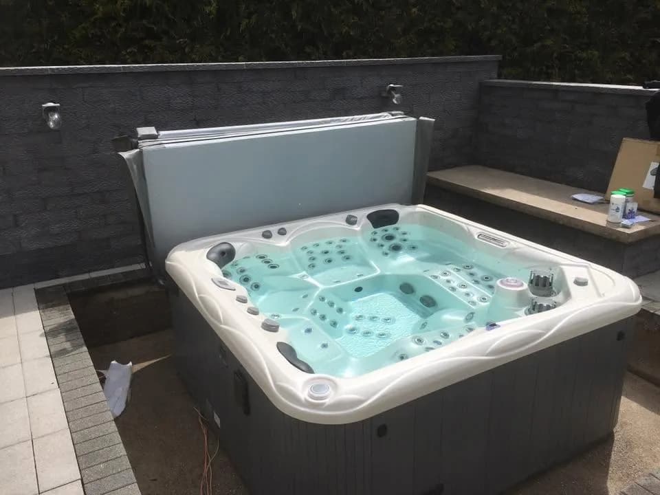 Installation d'un spa Ipsilon Full option à Montbouton, autre vue du chantier