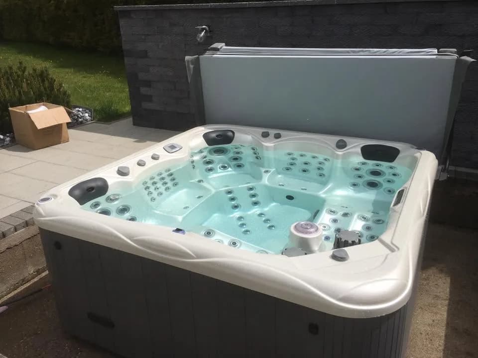 Installation d'un spa Ipsilon Full option à Montbouton, autre vue du chantier
