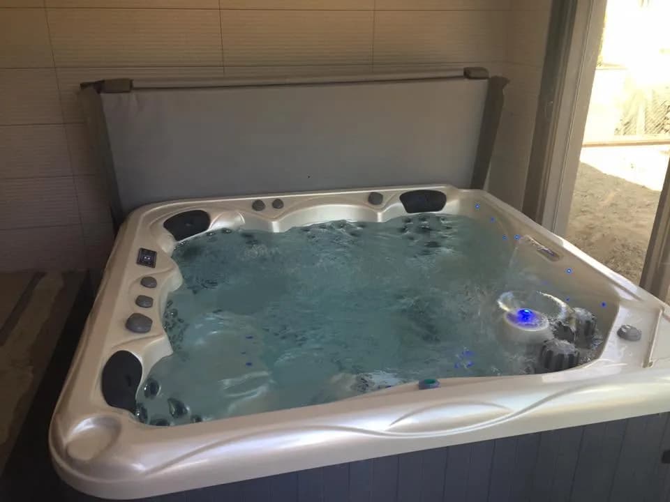 Installation d'un spa Ipsilon Ultimax à Geispitzen, sous un abri, couverture relevée