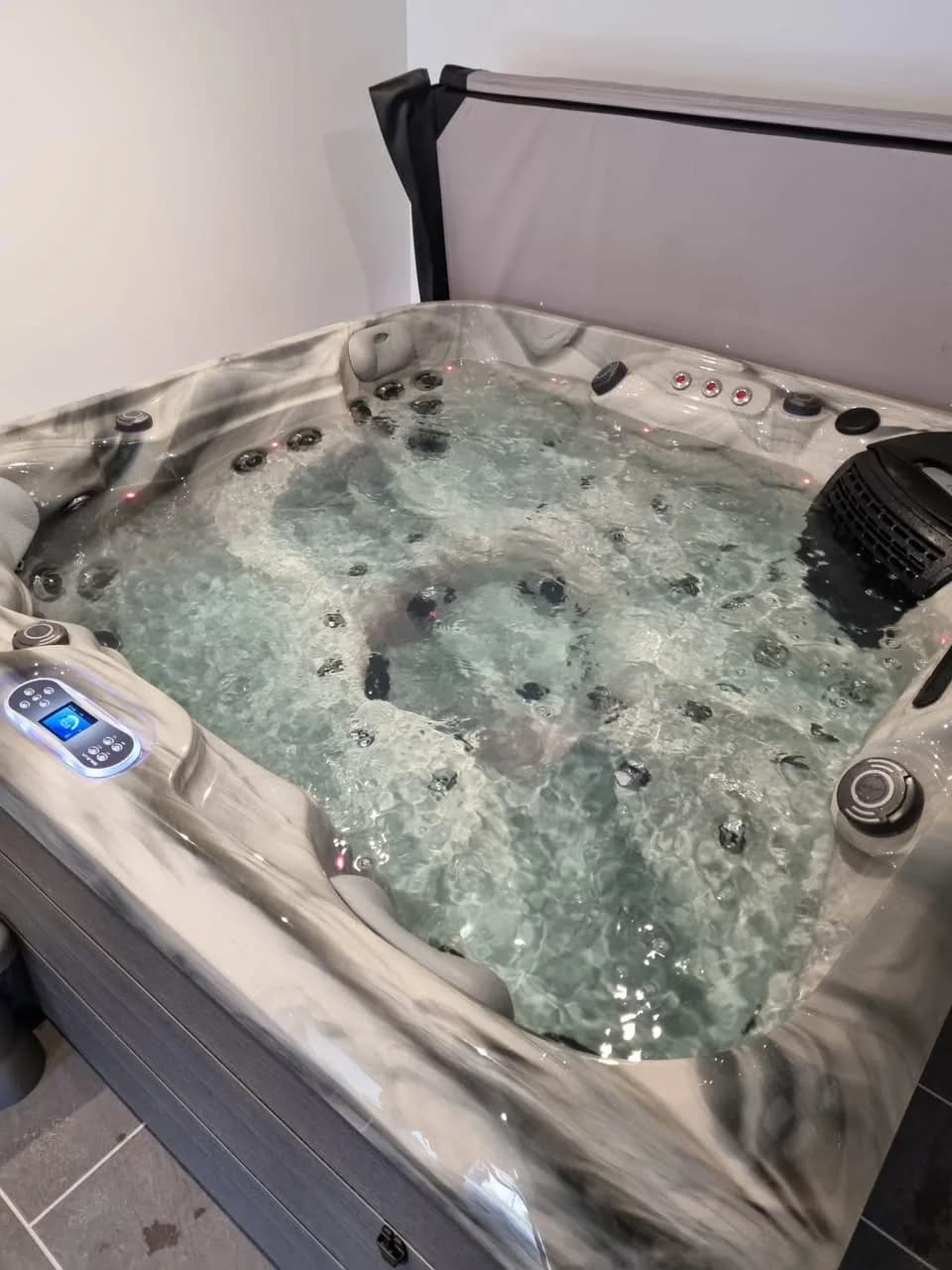 Installation d'un spa Kenya à Cernay, cuve Odyssey sur un sol carrelé