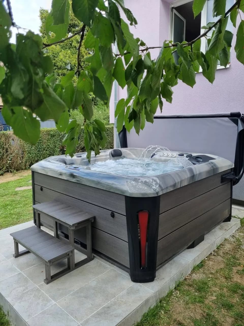 Installation d'un spa Kenya à Ensisheim, sur une dalle, cuve Odyssey, marchepied
