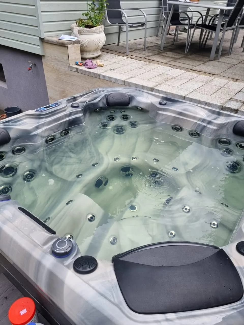 Installation d'un spa Kenya à Fellering, près d'une terrasse, cuve marbrée grise