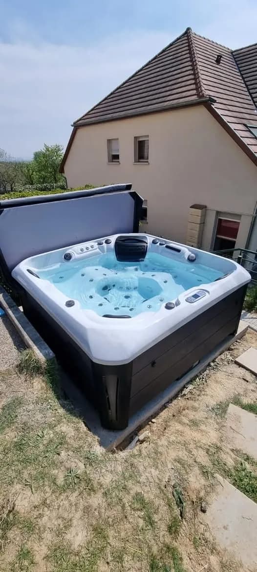 Installation d'un spa Kenya Full option à Bruebach, au pied de la maison