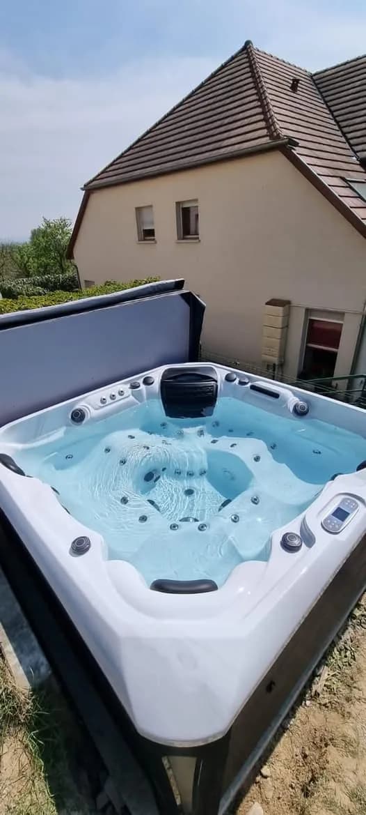 Installation d'un spa Kenya Full option à Bruebach, autre vue du chantier