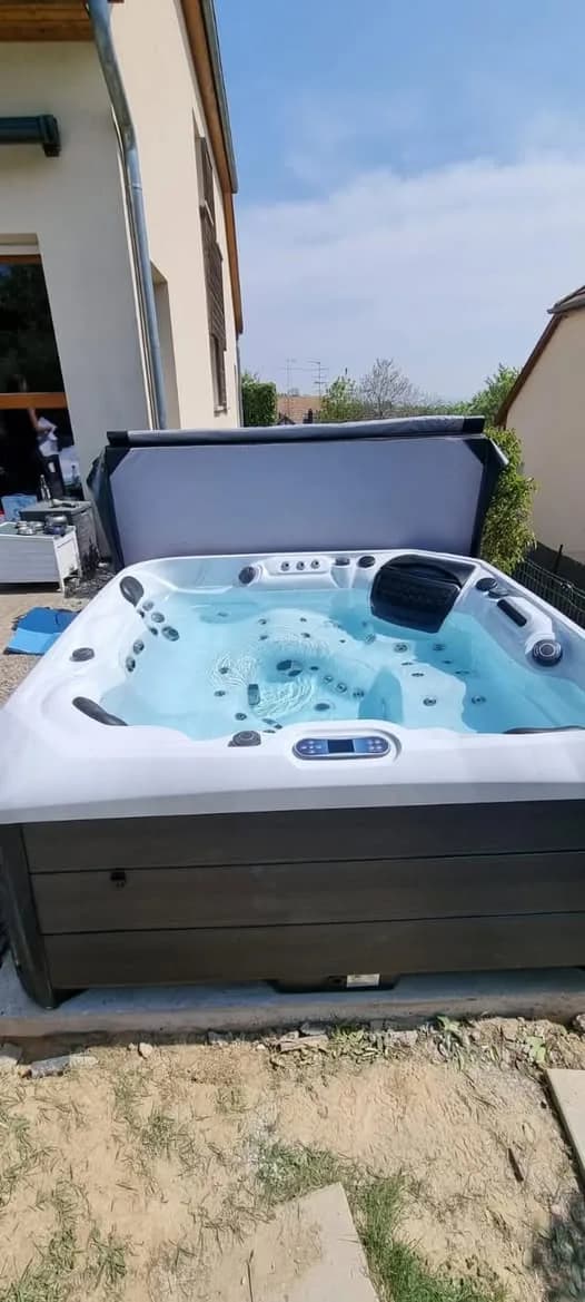 Installation d'un spa Kenya Full option à Bruebach, autre vue du chantier