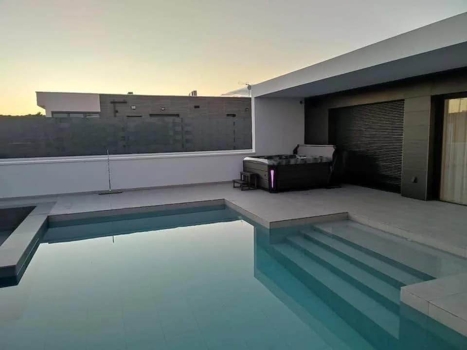Installation d'un spa Kenya Full option, au bord d'une piscine, marchepied
