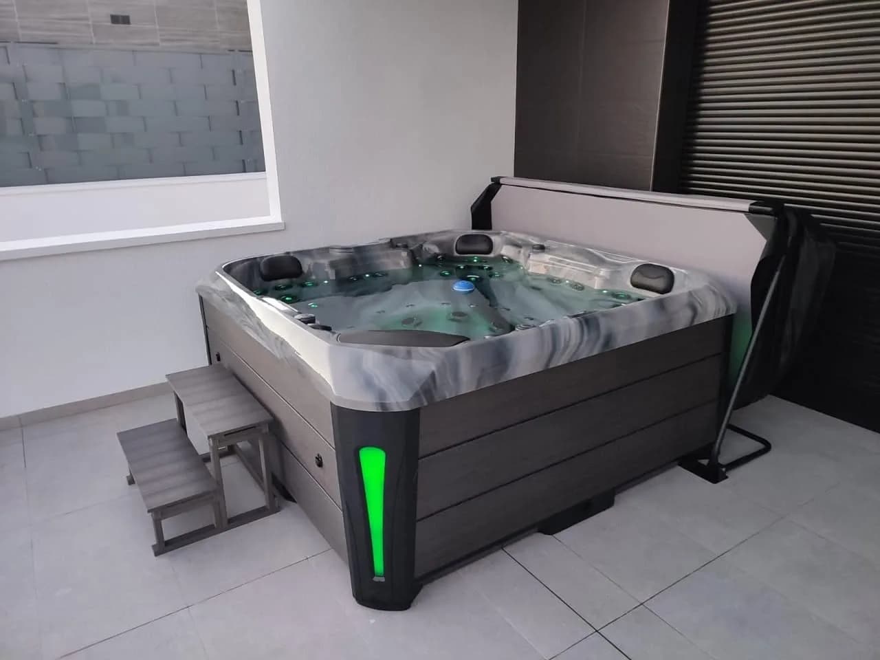 Installation d'un spa Kenya Full option, autre vue du chantier