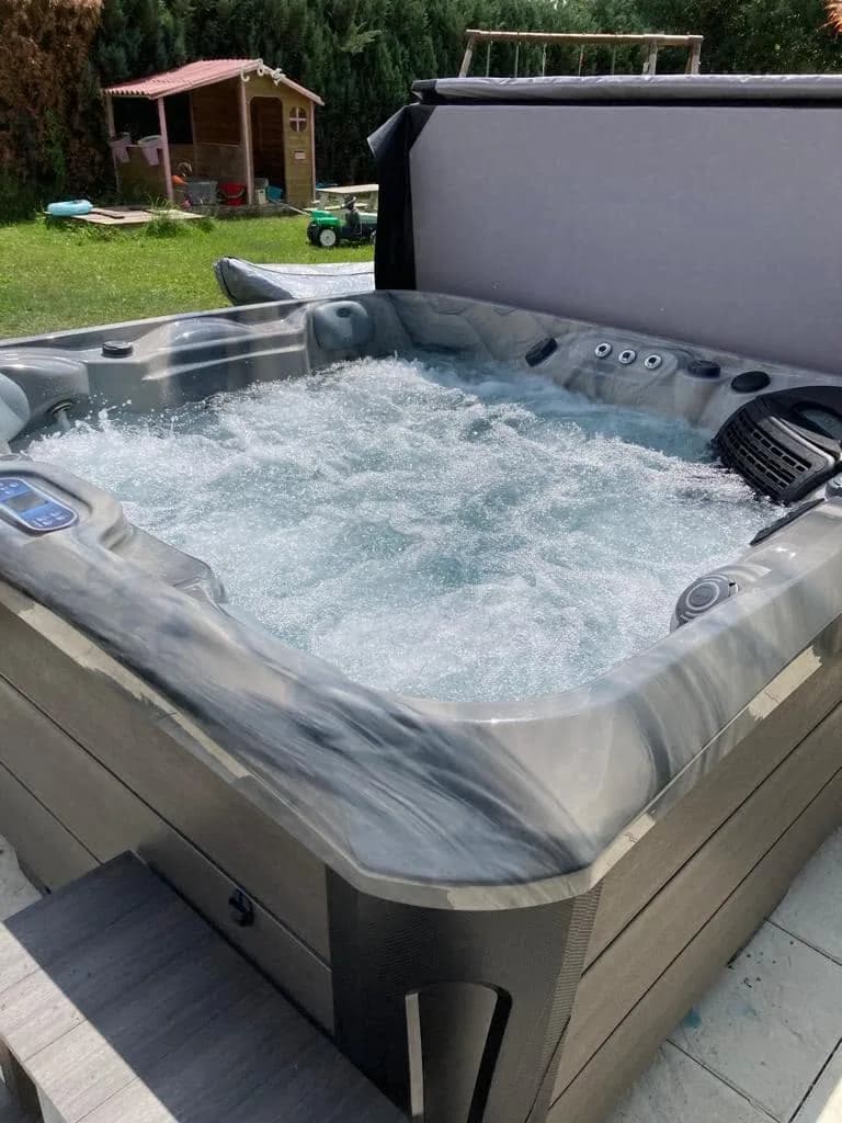 Installation d'un spa Kenya à Ligsdorf, en bordure de jardin, cuve Odyssey