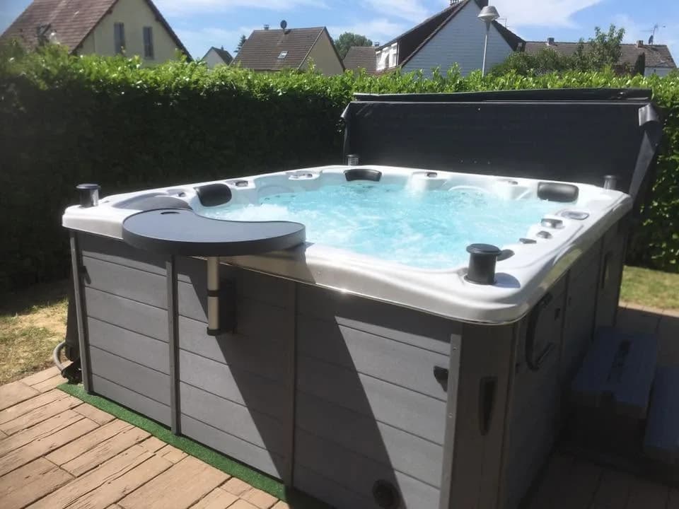 Installation d'un spa Kingston Full option à Rosenau, sur une terrasse en bois, desserte