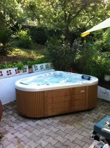 Installation d'un spa Manta dans le Var, sur un dallage en briques, tablier bois