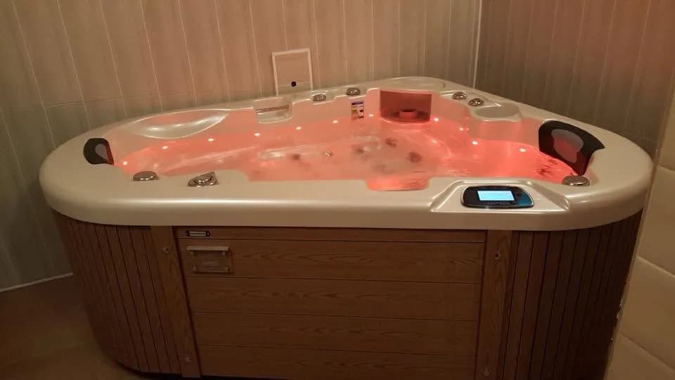Installation d'un spa Manta dans les Ardennes, spa d'angle en intérieur, éclairage LED