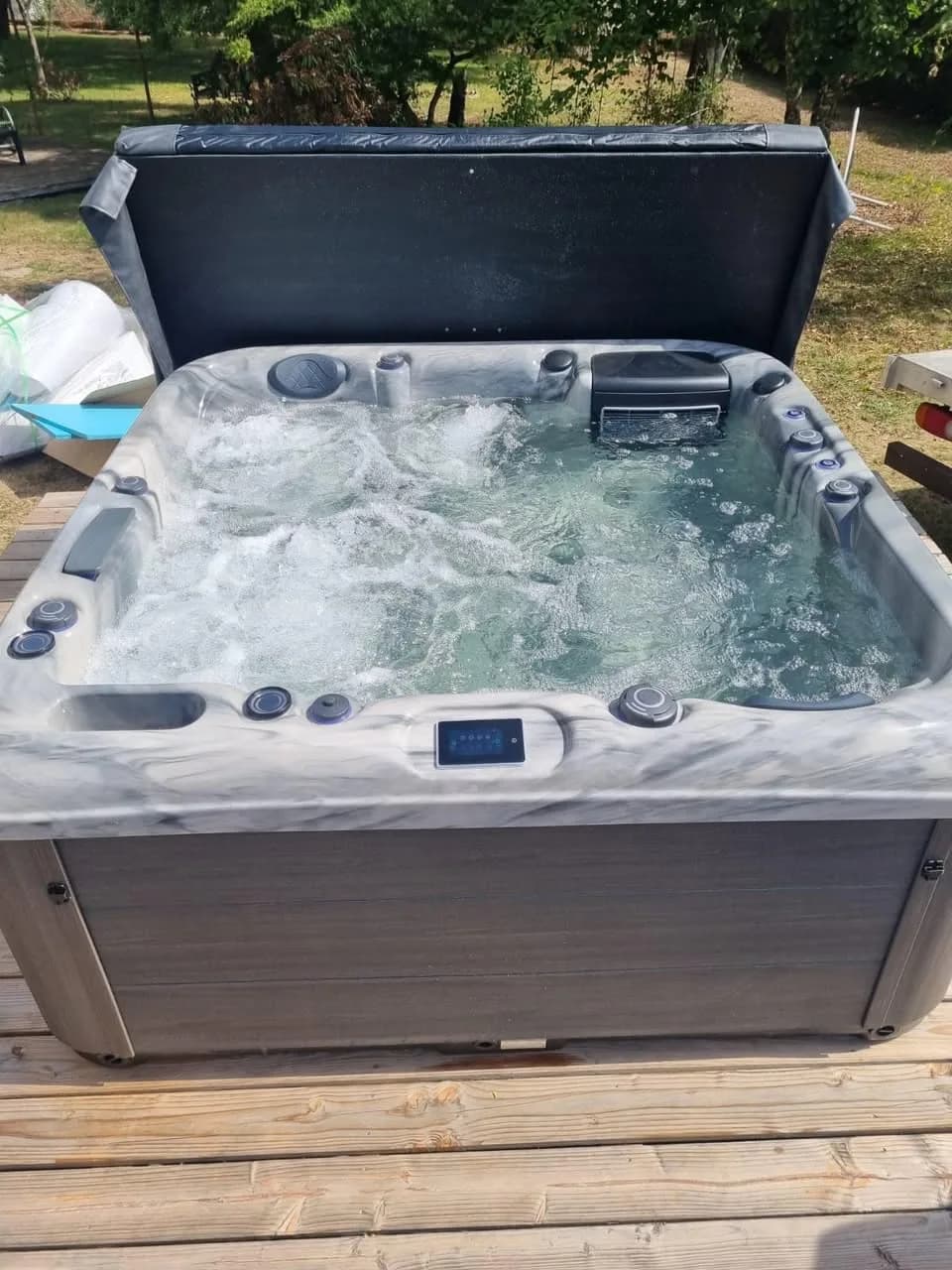 Installation d'un spa Marine à Bourbach-le-Bas, sur une terrasse en bois, cuve marbrée grise