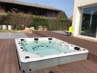 Installation d'un spa Melbourne à Colmar, encastré dans une terrasse en bois