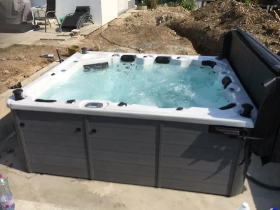 Installation d'un spa Melbourne Full option à Battenheim, sur une dalle, jardin en cours d'aménagement