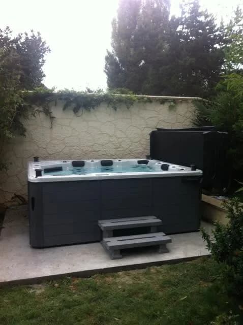 Installation d'un spa Melbourne Full option à Épinay-sur-Orge, sur une dalle contre un mur, marchepied