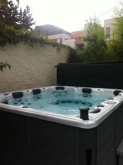 Installation d'un spa Melbourne Full option à Épinay-sur-Orge, autre vue du chantier