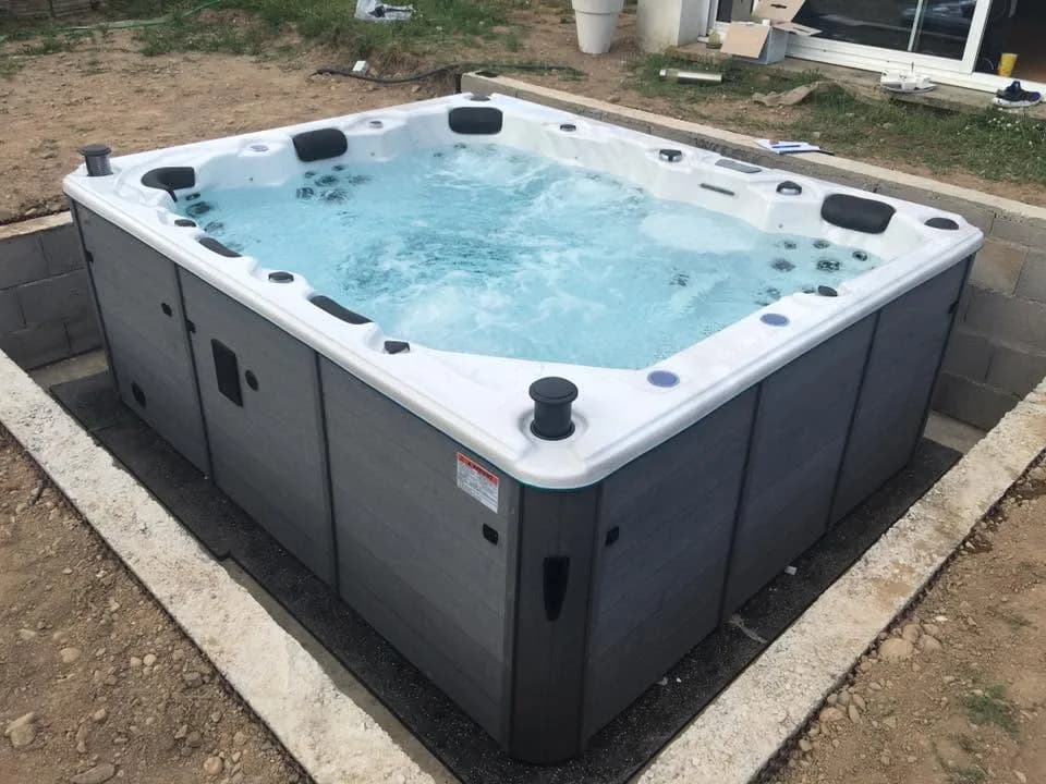 Installation d'un spa Melbourne Full option à Ingersheim, sur une dalle entourée d'un muret