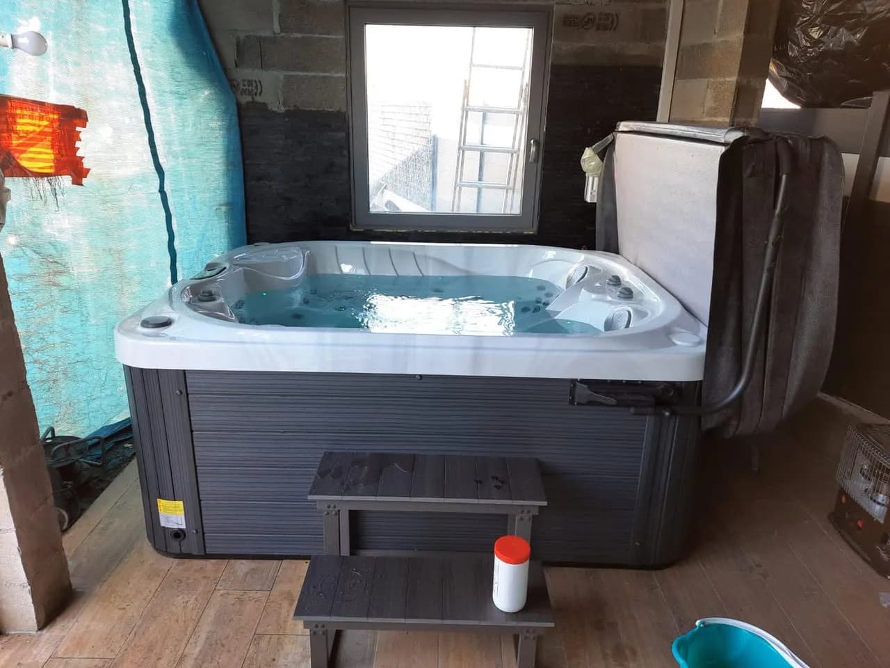 Installation d'un spa Mercury Full option à Staffelfelden, en intérieur, marchepied