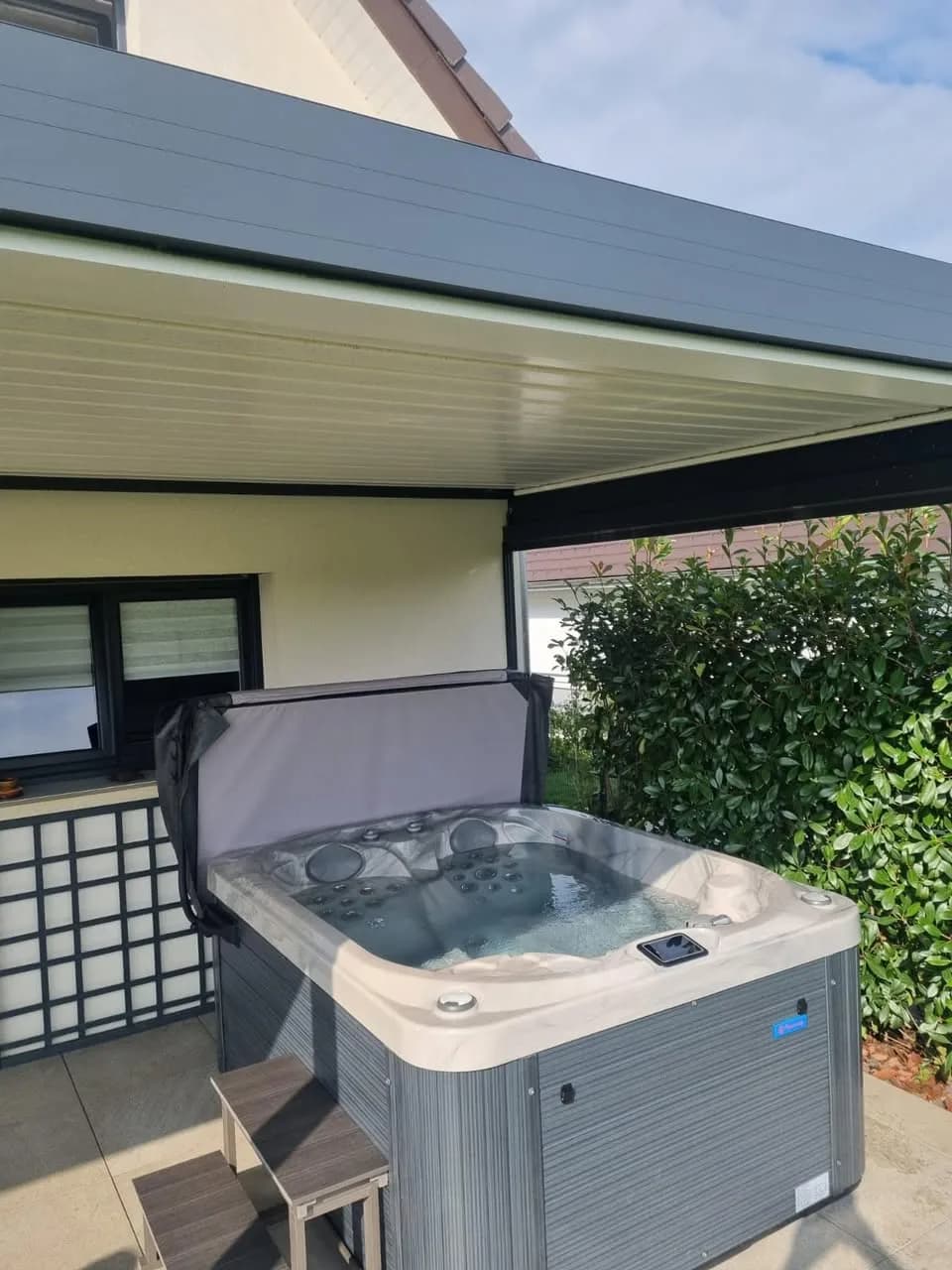 Installation d'un spa Mercury à Landser, sous une pergola en aluminium, marchepied