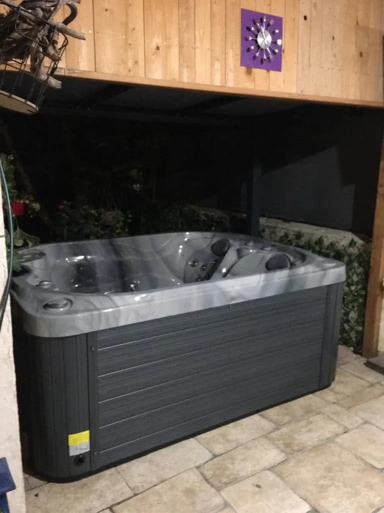 Installation d'un spa Mercury à Thoirette-Coisia, sous un abri en bois