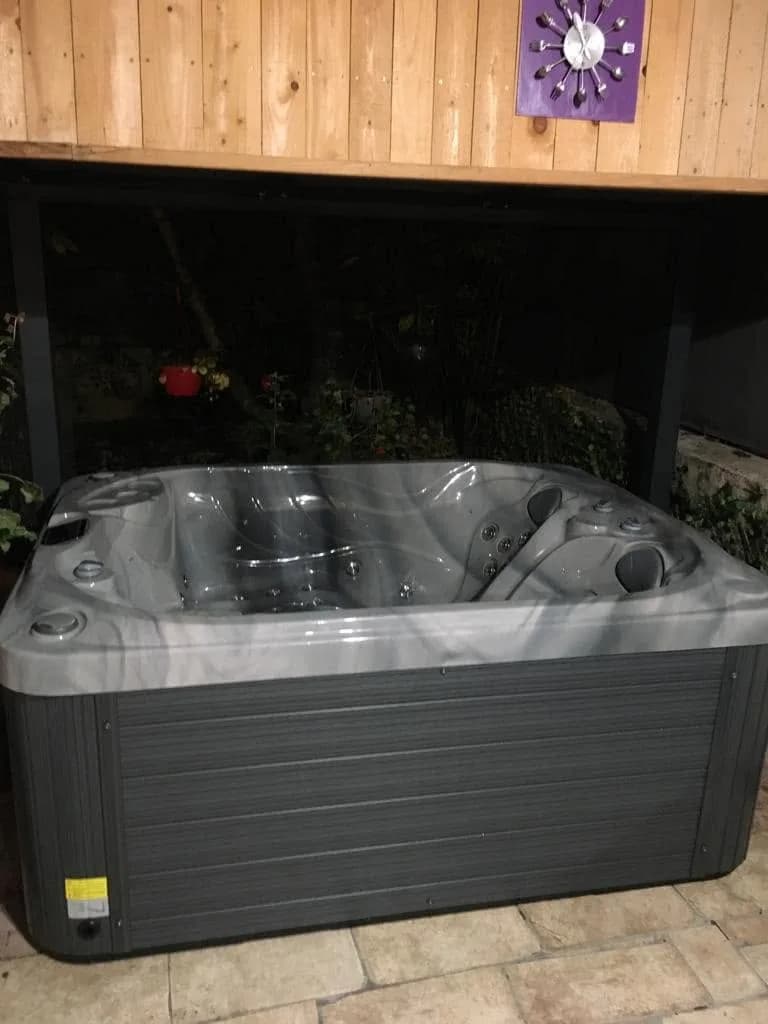 Installation d'un spa Mercury à Thoirette-Coisia, autre vue du chantier
