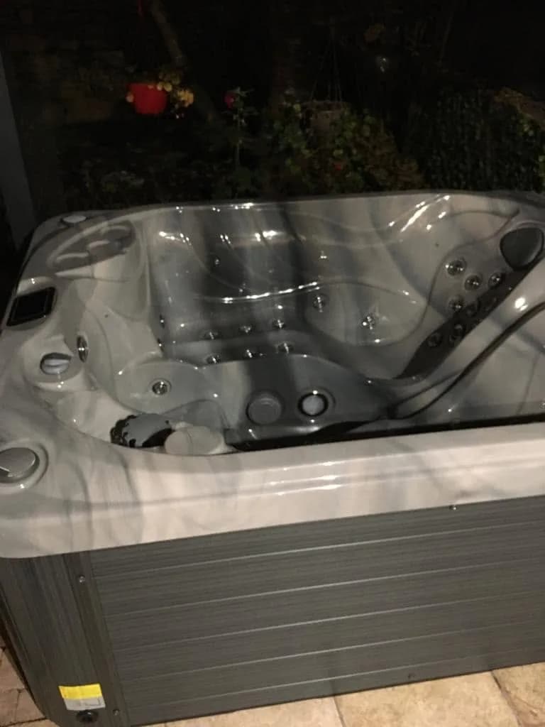 Installation d'un spa Mercury à Thoirette-Coisia, autre vue du chantier