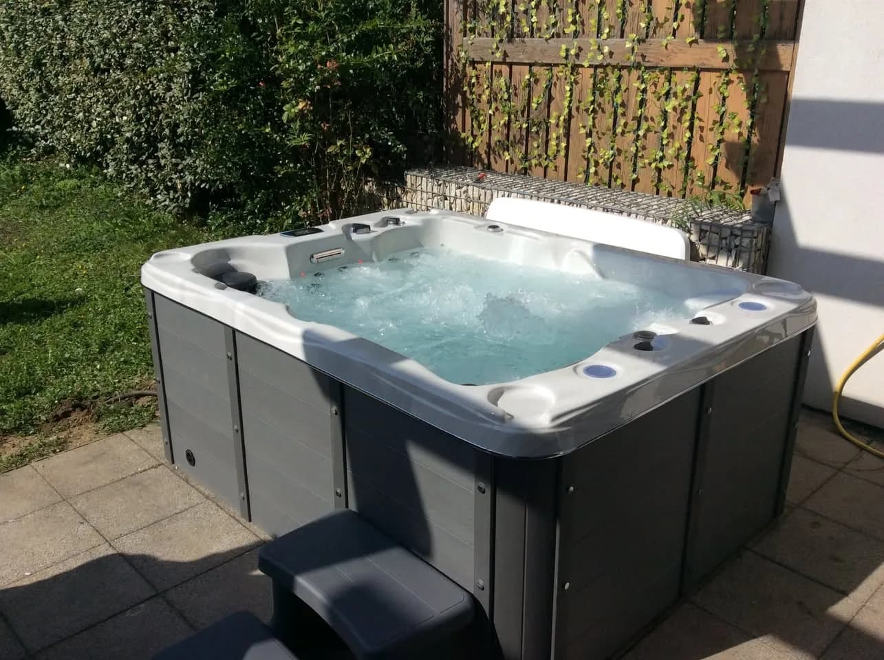 Installation d'un spa Montana à Aix-les-Bains, sur une dalle, marchepied