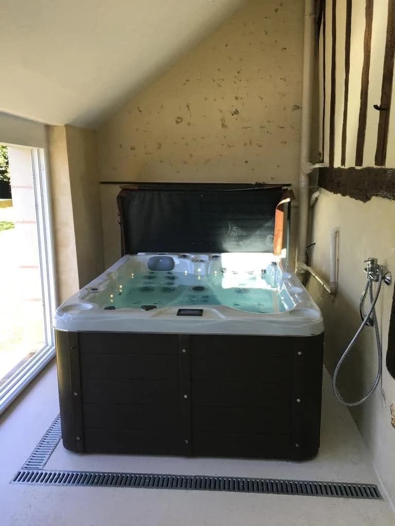 Installation d'un spa Montana à Argenvilliers, en intérieur sous des poutres apparentes