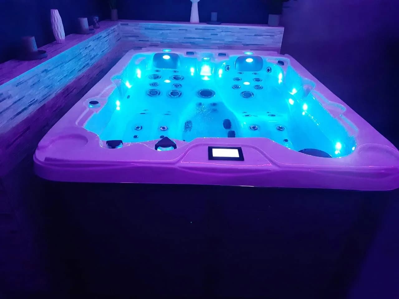 Installation d'un spa Montana à Aspach-le-Bas, en intérieur, éclairage LED de nuit
