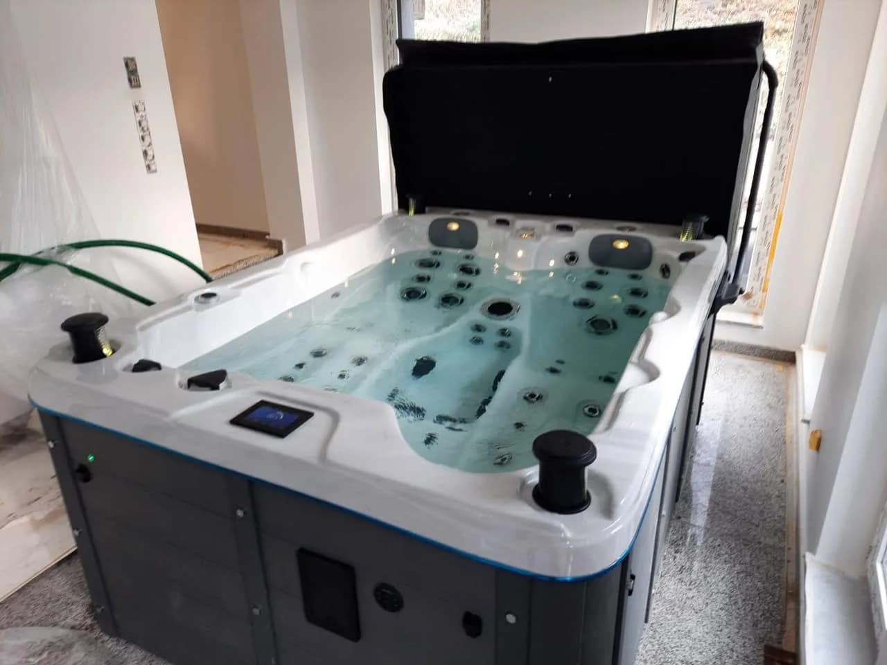 Installation d'un spa Montana au Luxembourg, en intérieur dans une pièce vitrée