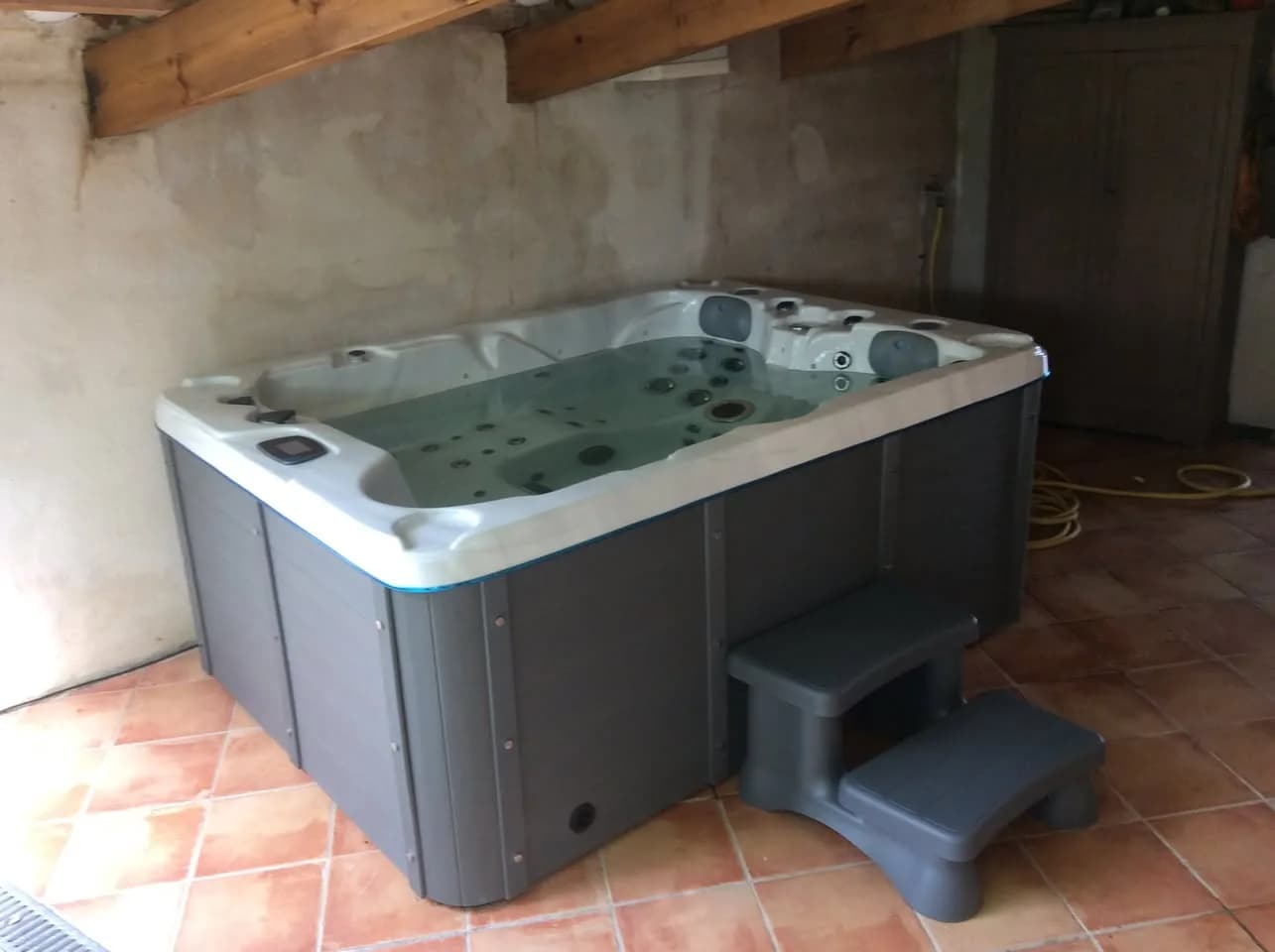 Installation d'un spa Montana à Aubagne, en intérieur sur un carrelage en terre cuite
