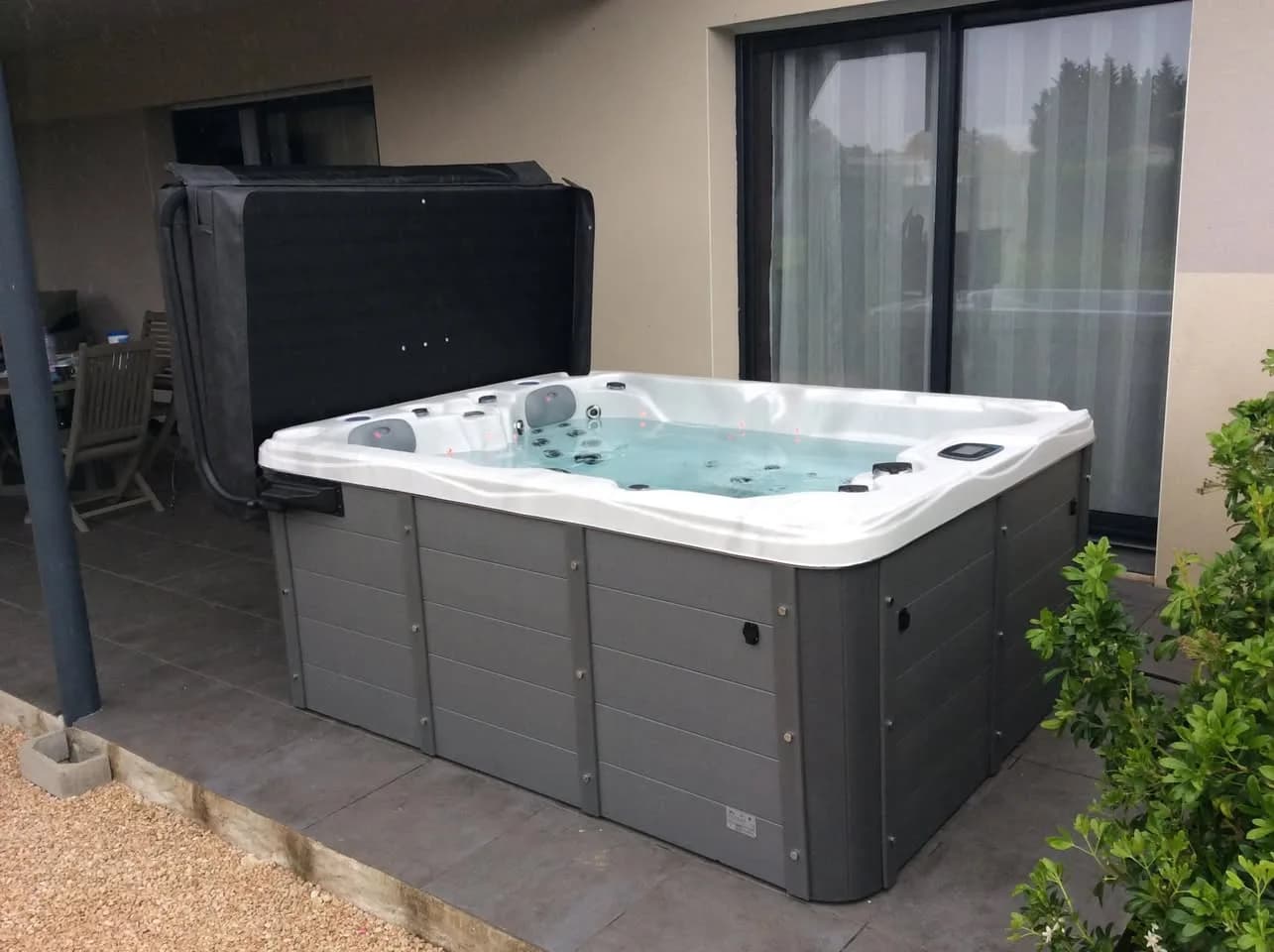 Installation d'un spa Montana à Auch, sur une terrasse carrelée, avec lève-couverture