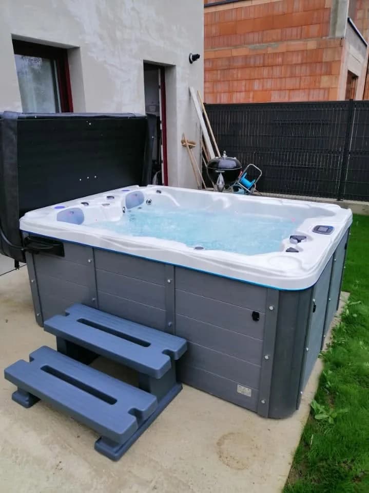 Installation d'un spa Montana à Basse-Ham, sur une dalle, lève-couverture et marchepied