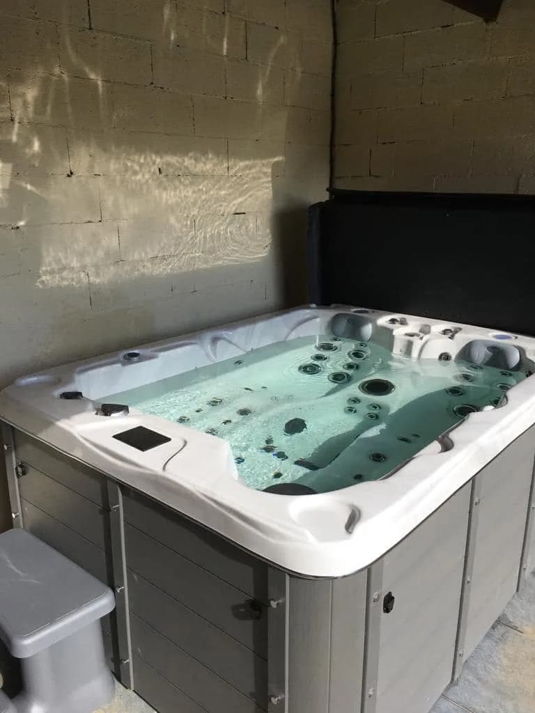 Installation d'un spa Montana à Bazoches-sur-Vesles, dans une pièce couverte, marchepied