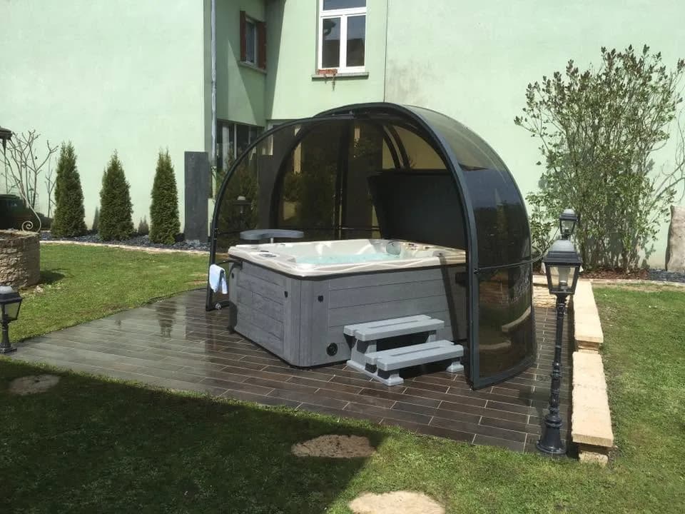 Installation d'un spa Montana à Belfort, sous un dôme en polycarbonate fumé