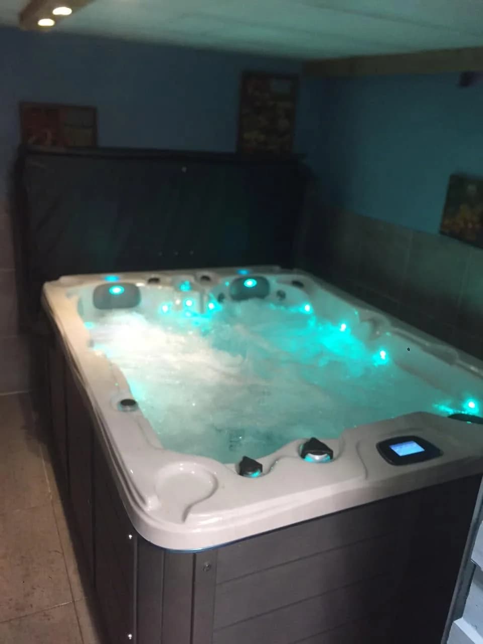 Installation d'un spa Montana à Berg-sur-Moselle, en intérieur, éclairage LED allumé