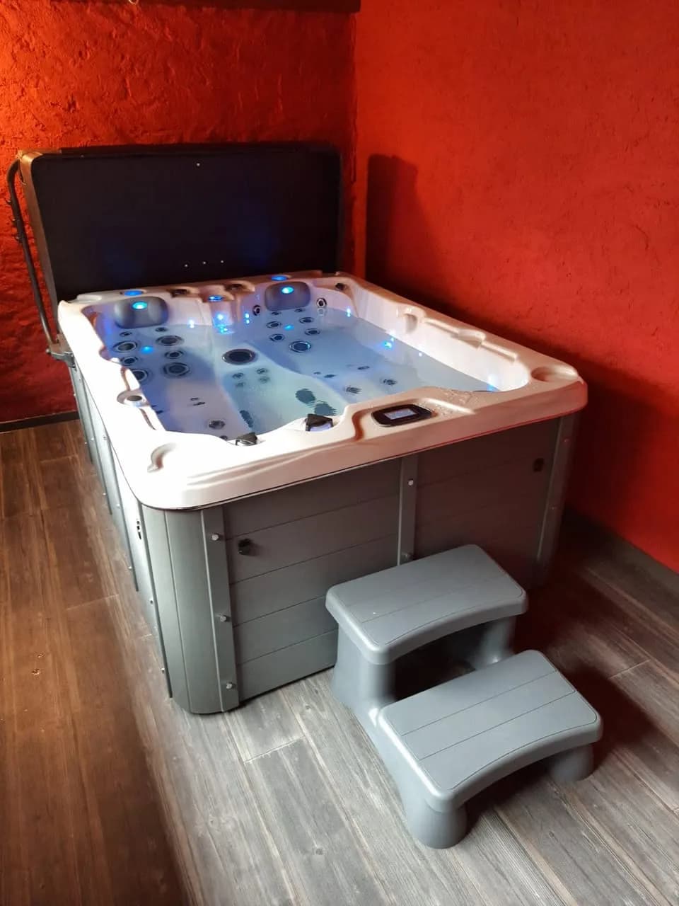 Installation d'un spa Montana à Bischoffsheim, en intérieur, marchepied, éclairage LED