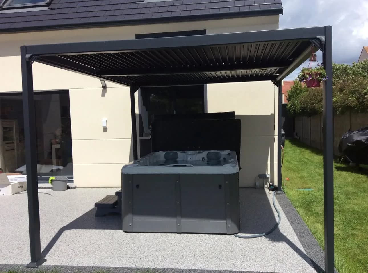 Installation d'un spa Montana à Bondoufle, sous une pergola bioclimatique