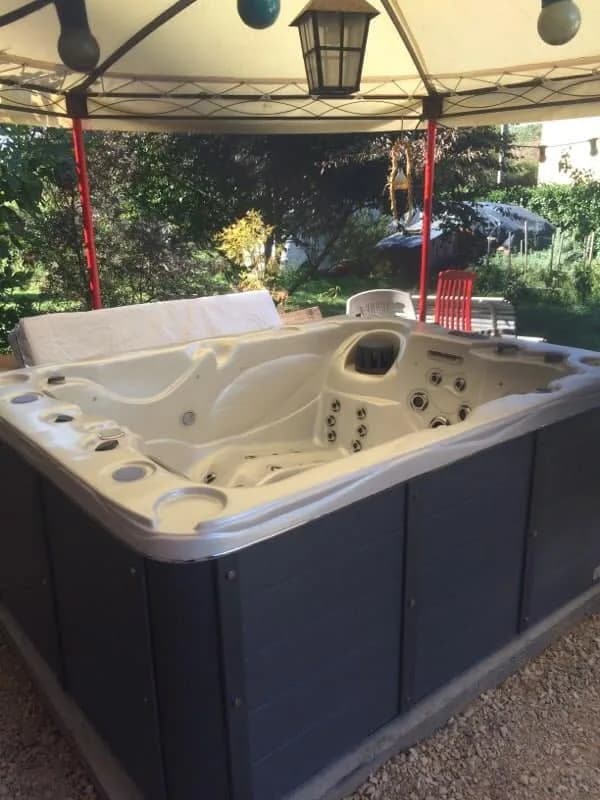 Installation d'un spa Montana à Bourg-en-Bresse, sous une tonnelle dans le jardin
