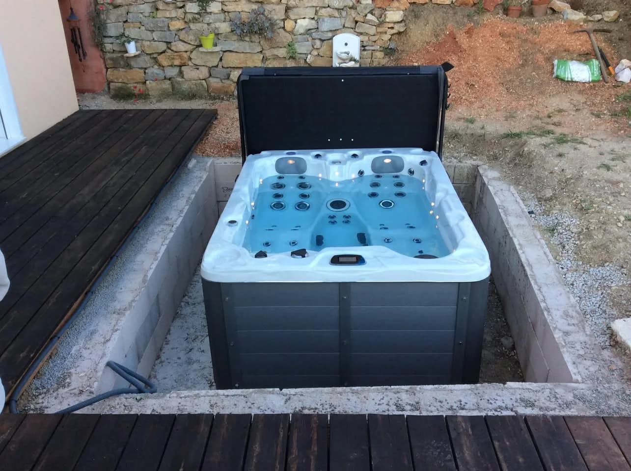 Installation d'un spa Montana à Brignoles, encastré dans une terrasse en bois