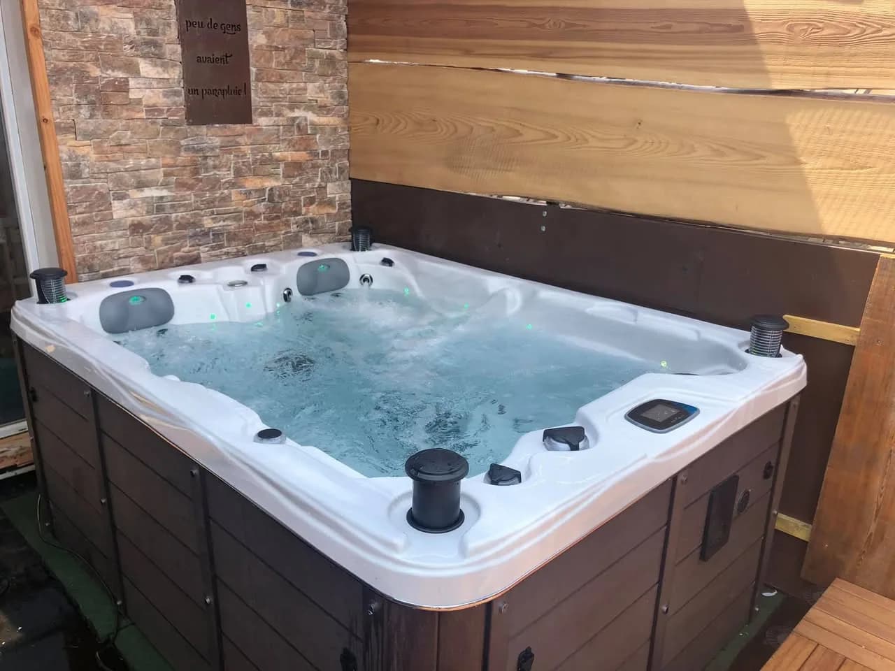 Installation d'un spa Montana à Brumath, dans un abri en bois sur une terrasse suspendue